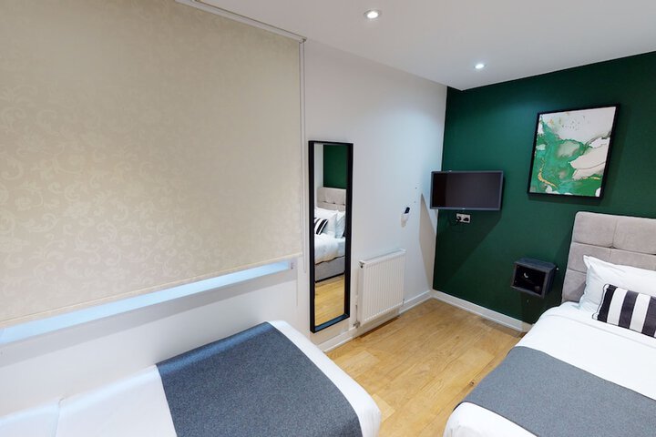 Room 53 of 296