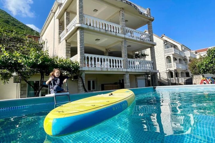 Family House with pool & sea view in Bijela