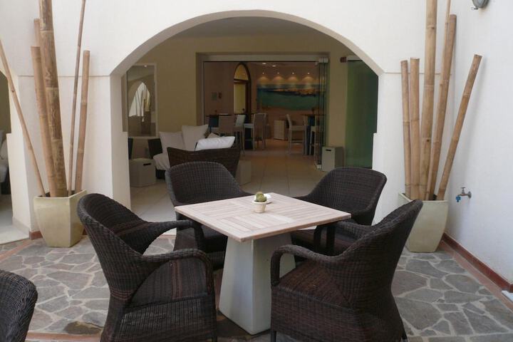 Lounge 16 of 25