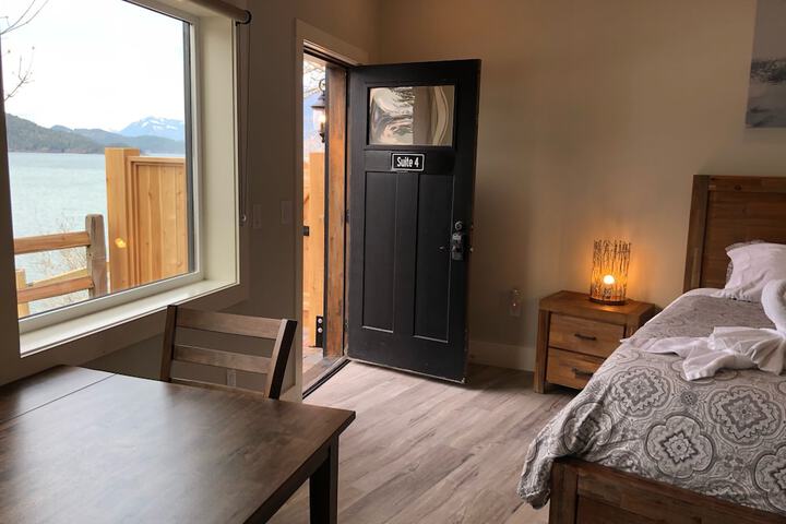 Room 11 of 102