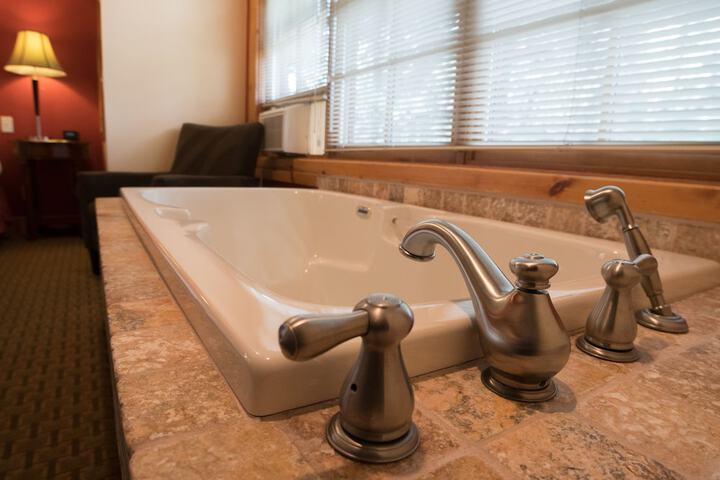 Jetted tub