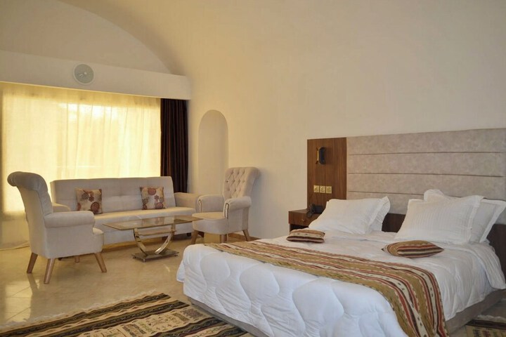 Room 7 of 16