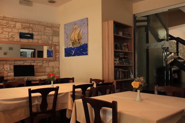 Dining 82 of 105