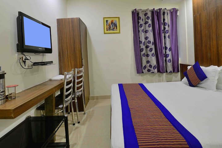 Room 4 of 32