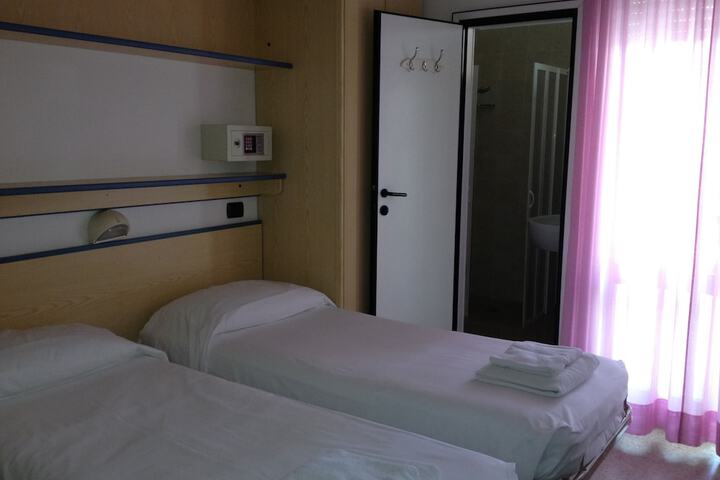 Room 14 of 36