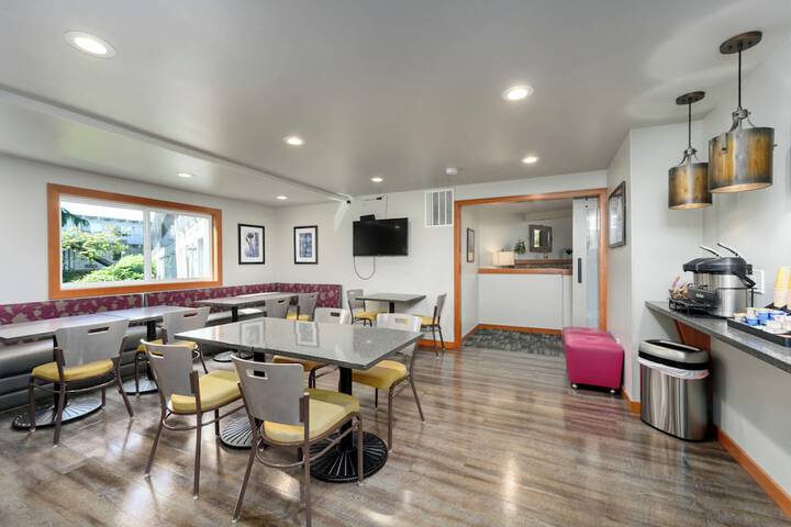 Breakfast/Coffee Service 110 of 145