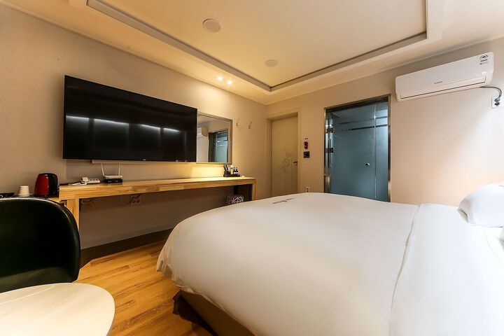 Room 64 of 67