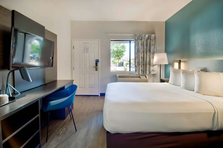 1 Queen Bed Modern (22 of 31)