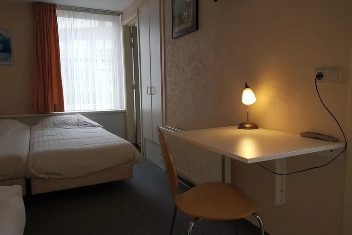 Room 4 of 16