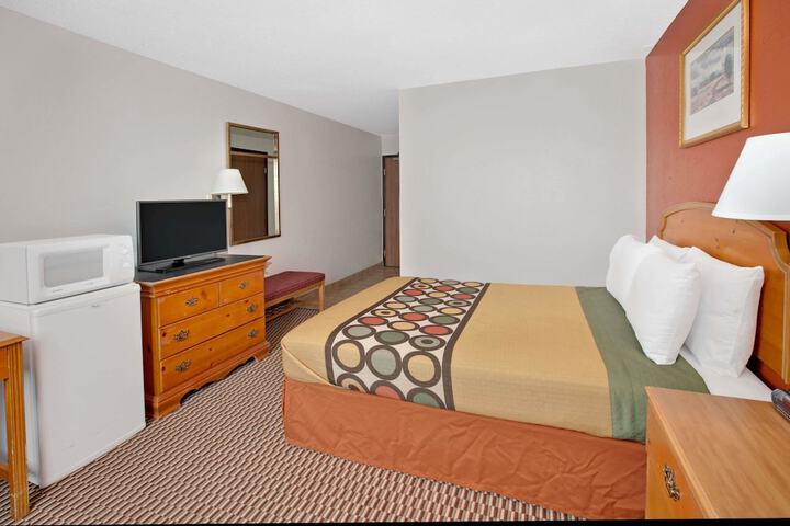 1 Queen Bed (2 of 18)