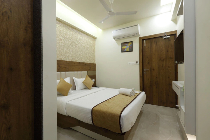 Room 7 of 9