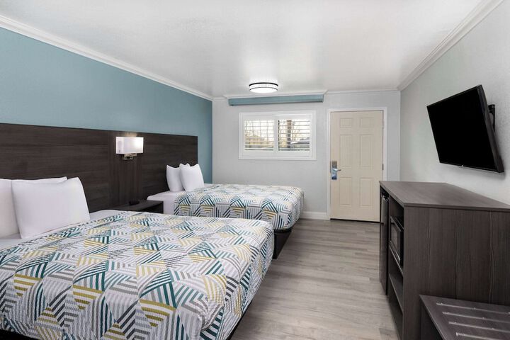 Double Accessible 2 Queen Beds (6 of 8)