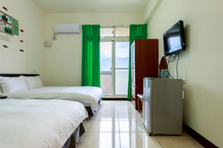 Room 6 of 18