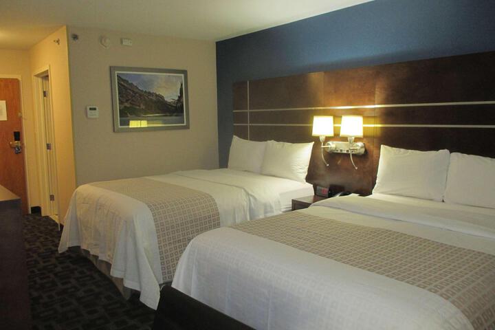 2 Queen Beds Microwave and Refrigerator Work Desk WiFi Full Breakfast (1 of 4)