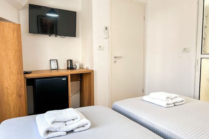 Room 6 of 107