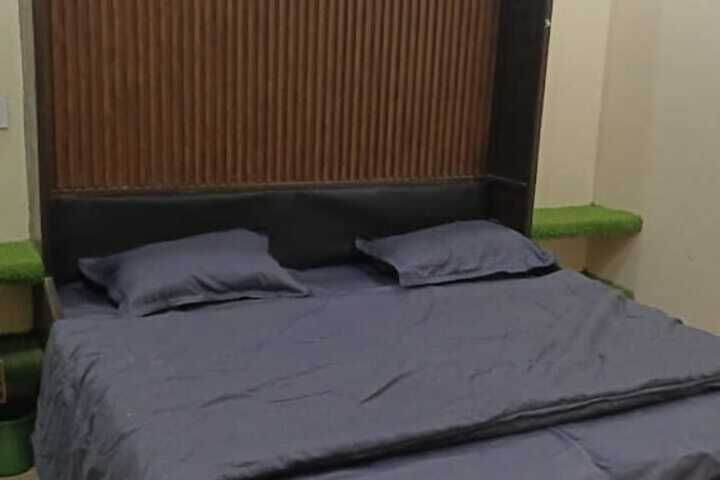 Room 6 of 12