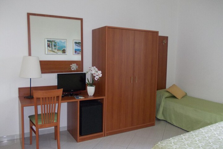 Room 9 of 33