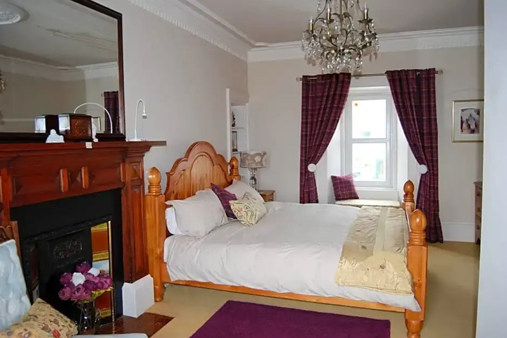 Room 4 of 13