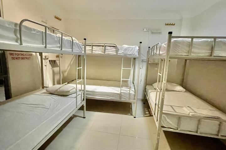 Room 4 of 9