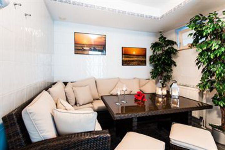 Lounge 23 of 37