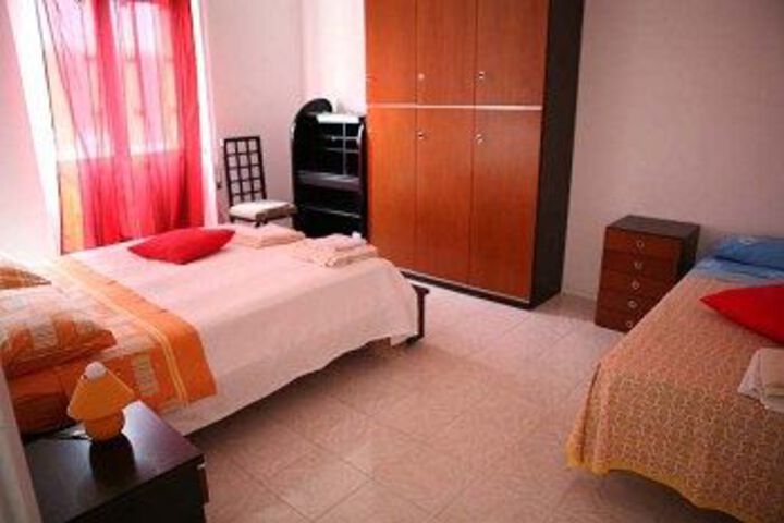 Room 9 of 18