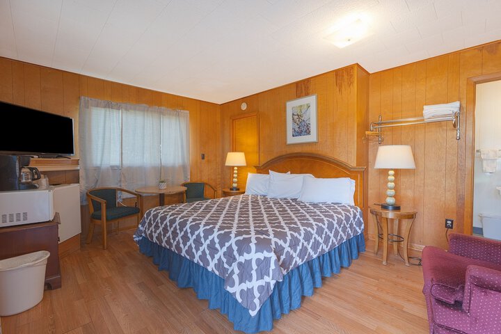 Deluxe King Bed (4 of 18)