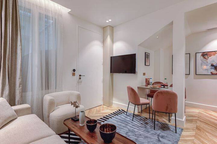 Room 33 of 79
