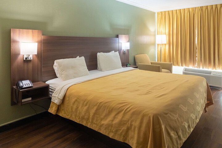 1 King Bed (4 of 31)