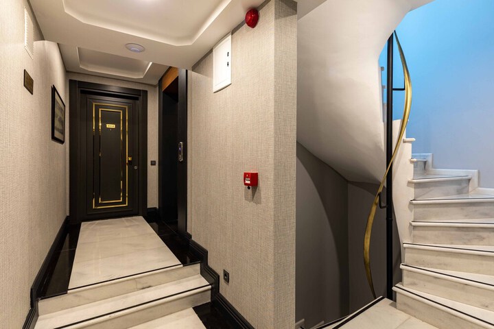 Ballroom/Hall 45 of 52