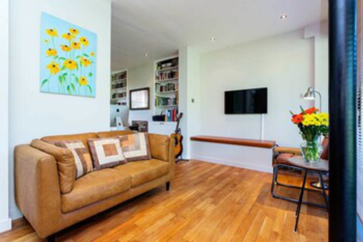 Veeve Hartfield Crescent