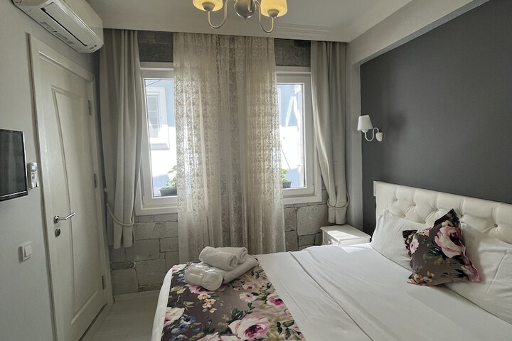 Room 5 of 18