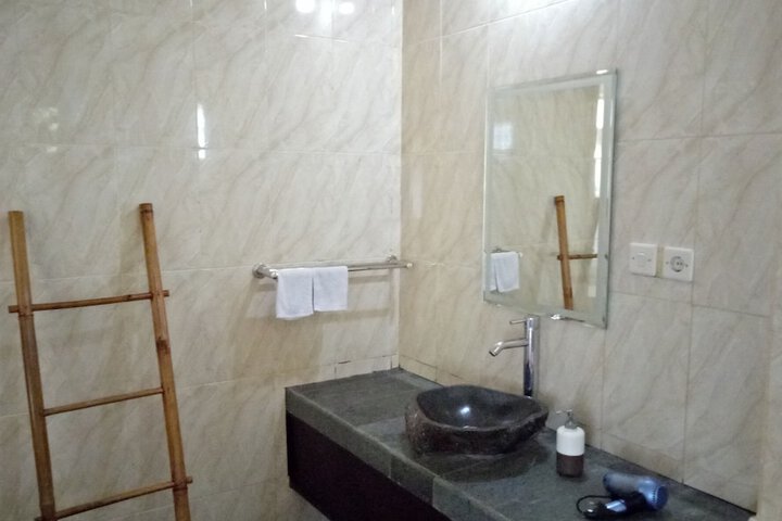 Room 25 of 76
