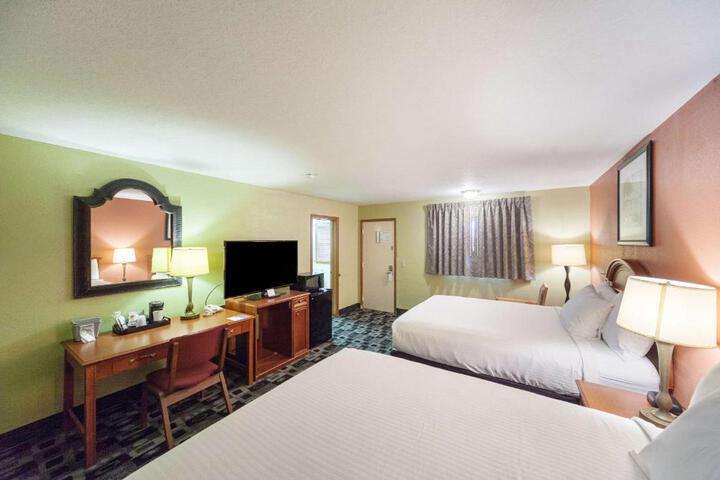 1 Queen Bed (3 of 18)