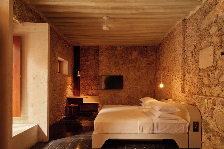 Room 27 of 76
