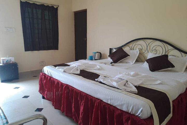 Room 6 of 9