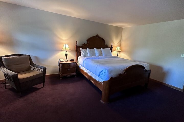Deluxe Room 1 King Bed (6 of 7)