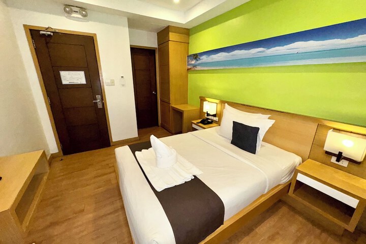 Room 4 of 32