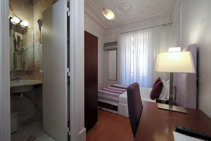 Room 33 of 46