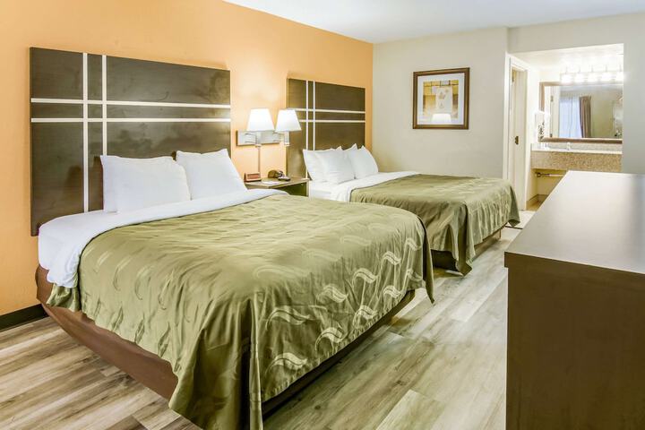 Quadruple Accessible Queen Size Bed (7 of 11)
