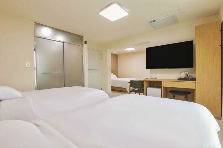 Room 28 of 76