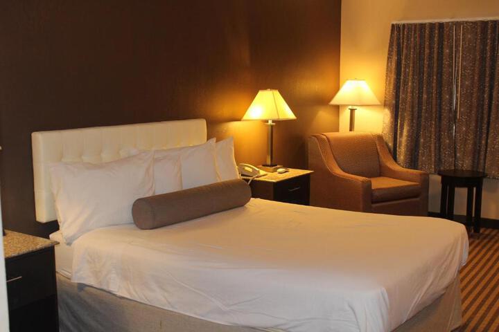 1 Queen Bed (1 of 3)