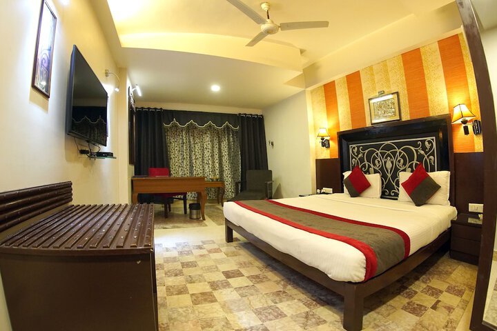 Room 6 of 16