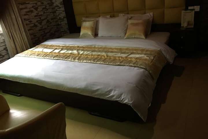 Room 6 of 22