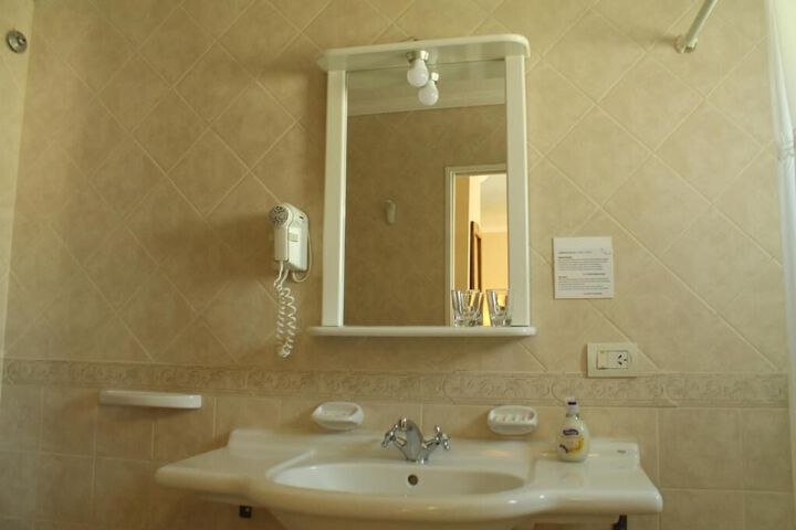 Room 4 of 38