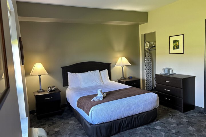 2 Queen Beds (1 of 16)