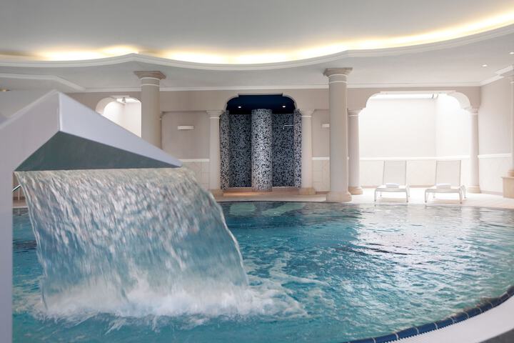 Hotel with Pool