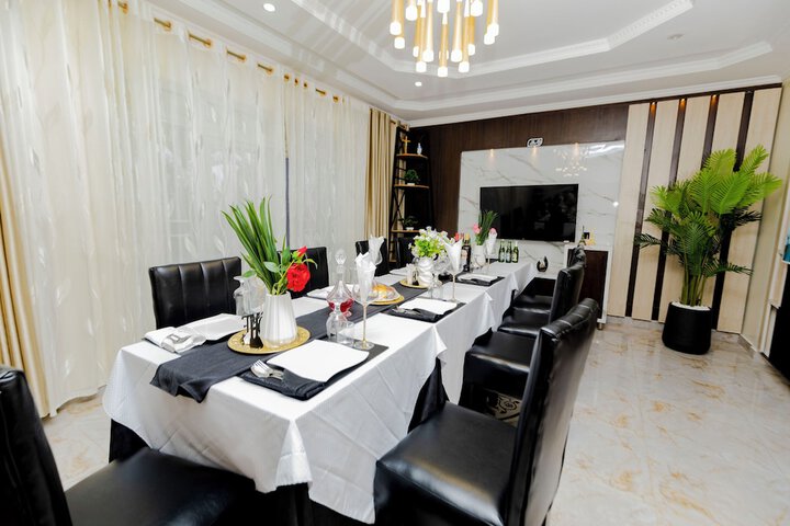Dining 70 of 94