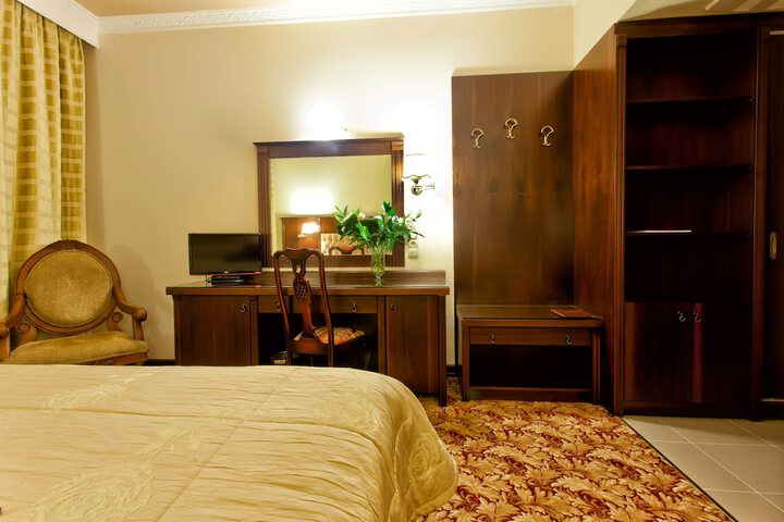 Room 12 of 48