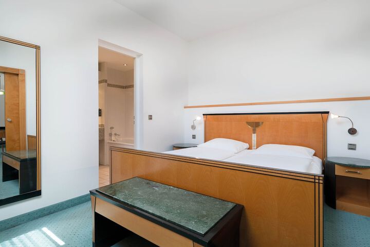 Room 22 of 102