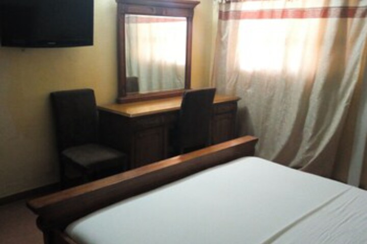 Room 10 of 12